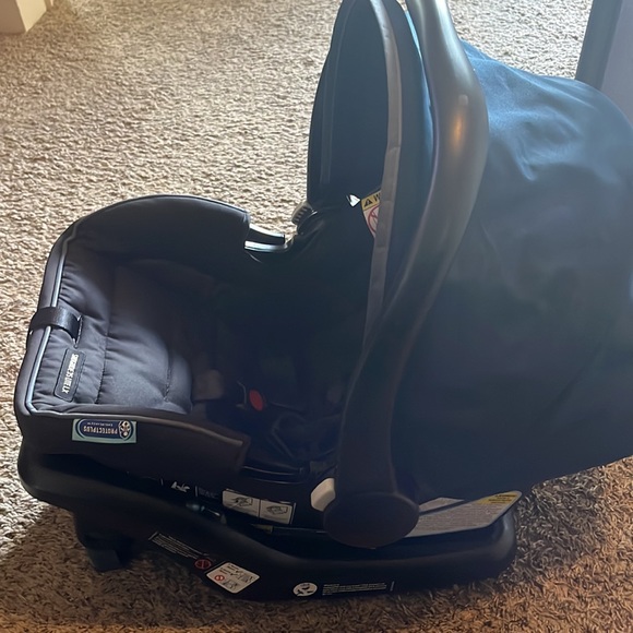 GRACO infant boy car seat with base - Picture 2 of 3